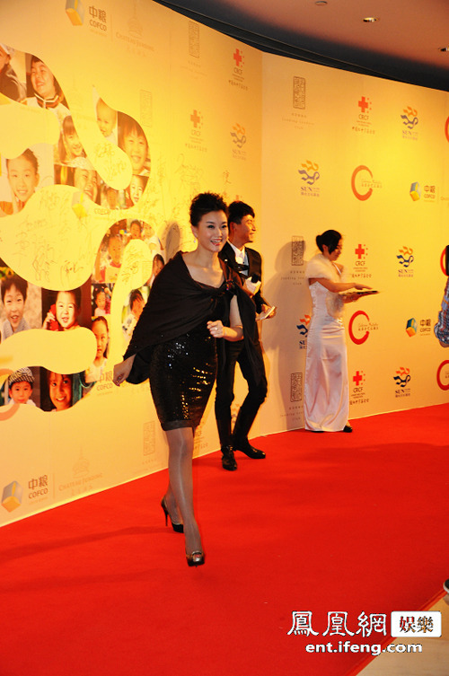 龚琳娜靠外籍老公秀恩爱 陈红现身似二八少女