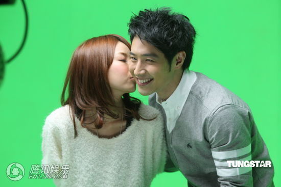 组图:潘玮柏拍MV与女子接吻 否认自己是同性恋