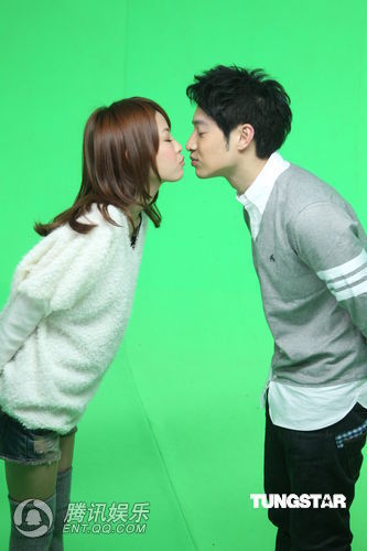 组图:潘玮柏MV与女子接吻 否认自己是同性恋