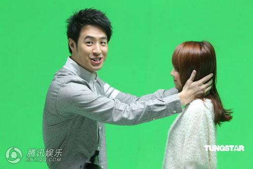 组图:潘玮柏MV与女子接吻 否认自己是同性恋