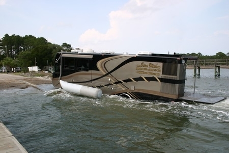 房车变身豪华游艇 TerraWind水陆两栖车_汽车