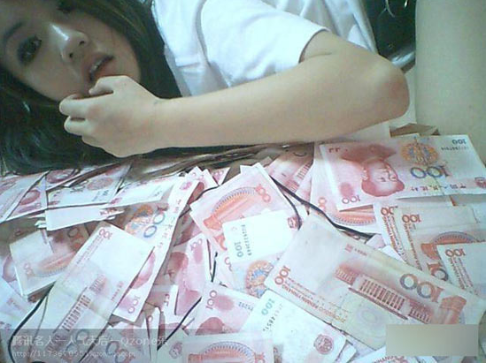 90后女生网络炫富 称感觉神马都是浮云