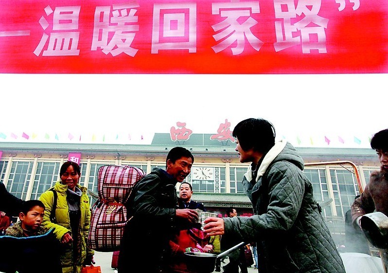 火车站前送姜汤 旅客带着温暖上归途(组图)