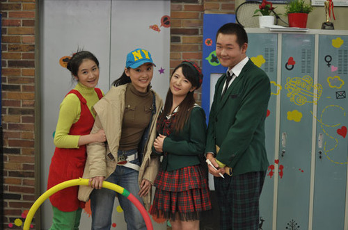 组图:《疯丫头》第2季剧照 全家福大放送