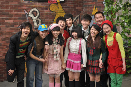 组图:《疯丫头》第2季剧照 全家福大放送