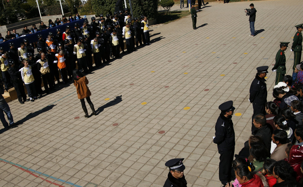 高清:云南公判涉黑团伙 黑老大发笑三次_新闻