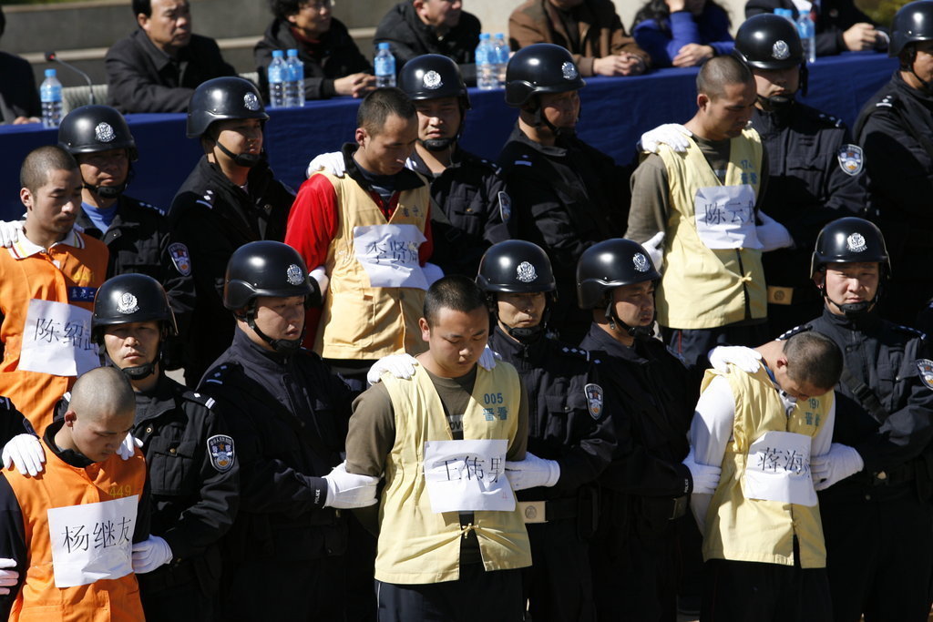 高清:云南公判涉黑团伙 黑老大发笑三次_新闻