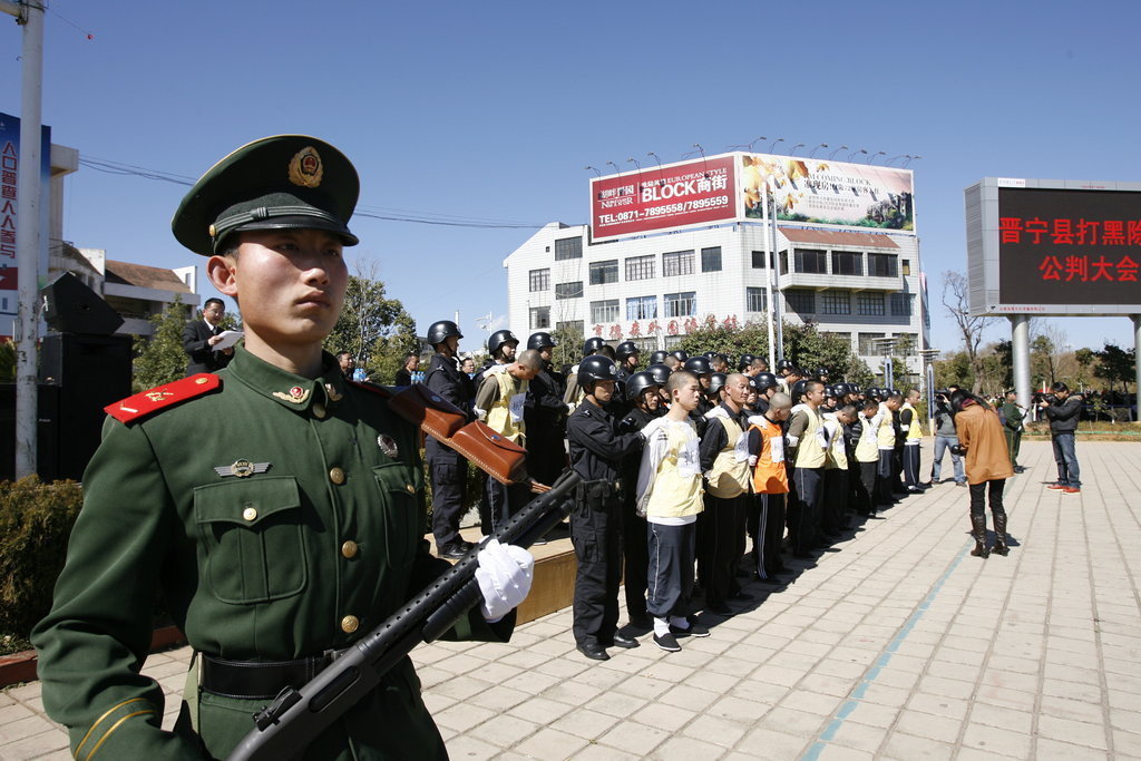 当天,云南晋宁法院在县城闹市召开公判大会,对杨祖昆涉黑团伙16人进行