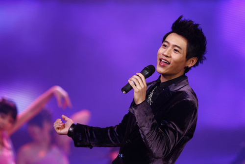 组图:魅力校园春晚 全能偶像魏晨动情表演