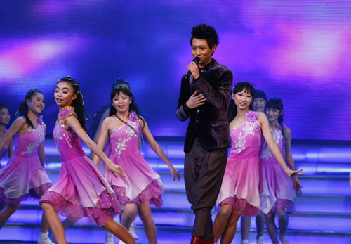 组图:魅力校园春晚 全能偶像魏晨动情表演