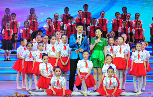 组图:魅力校园春晚 校园主播闪亮登场_腾讯儿童_腾讯网