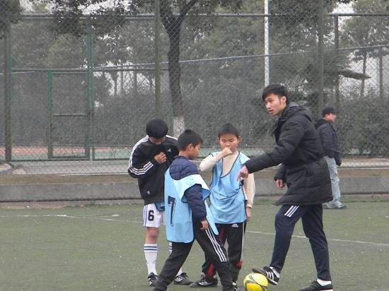 组图:武汉举办校园足球冬令营 同学刻苦训练
