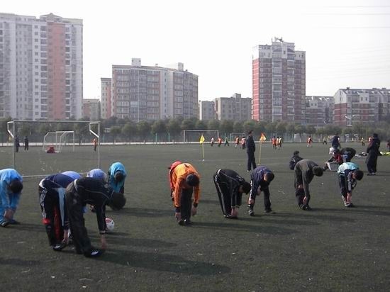 组图:武汉举办校园足球冬令营 同学刻苦训练