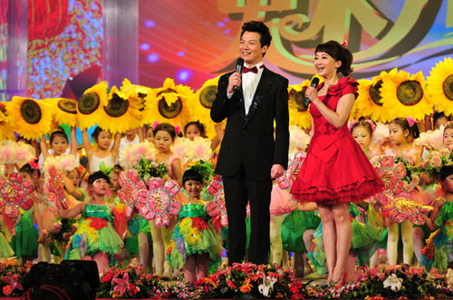 组图:魅力校园春晚 任鲁豫与小鹿姐姐联袂主持_腾讯儿童_腾讯网
