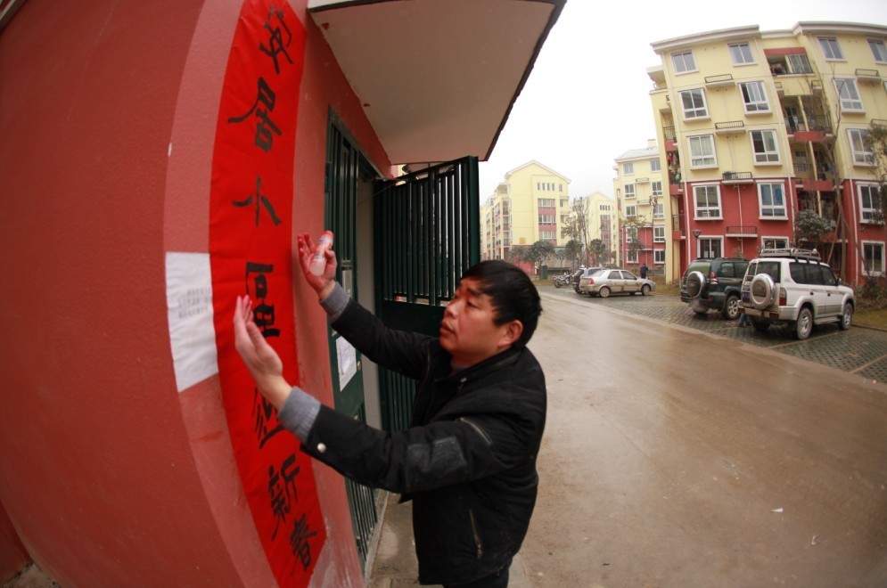 青川县文联干部段雪朝免费送春联 年味渐浓
