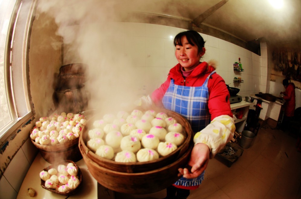 青川县文联干部段雪朝免费送春联 年味渐浓