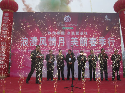 万州玫瑰香橙园:美女亲手喂游客吃血橙