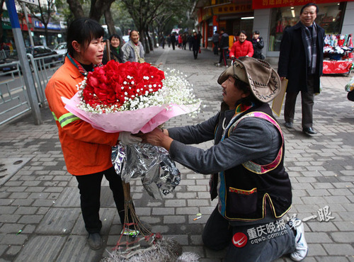 羌族汉子捧99朵玫瑰+当街下跪向环卫工求婚