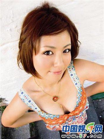 <em>矶山沙耶香</em>纪念写真秀豪乳 男性粉丝大呼过瘾