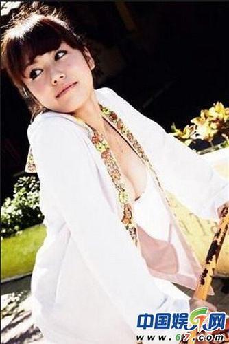 <em>矶山沙耶香</em>纪念写真秀豪乳 男性粉丝大呼过瘾