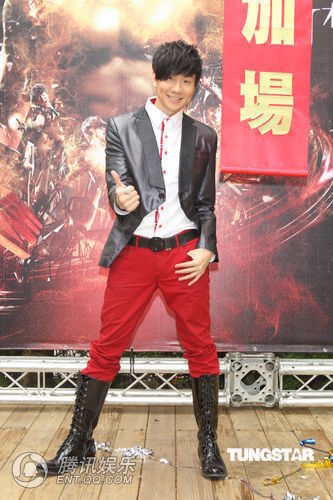 组图:林俊杰驾名贵跑车造势 个唱秀事业线_娱