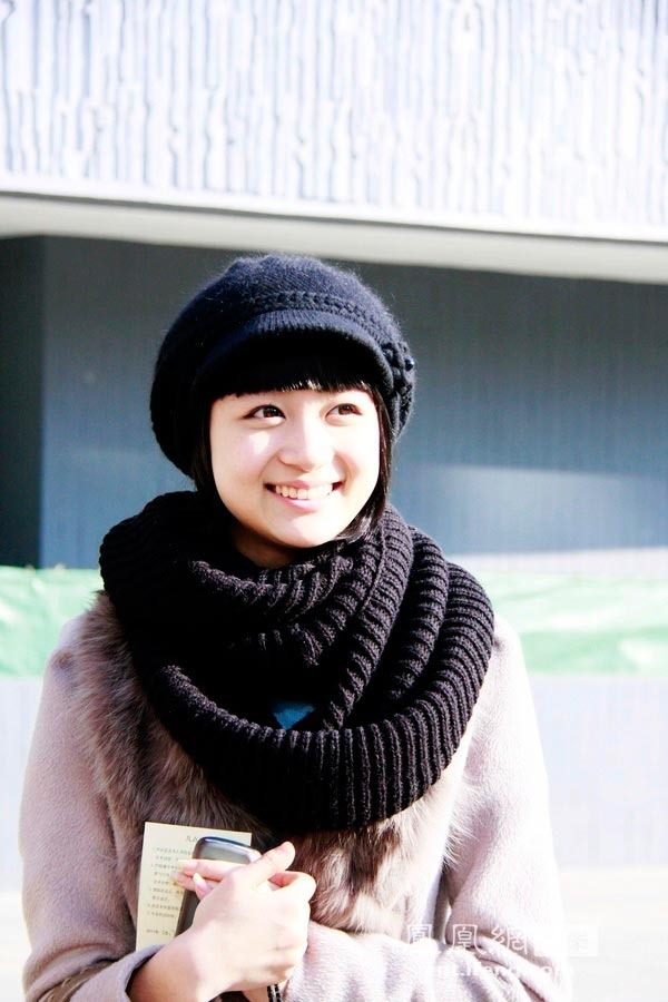 北影一漂亮考生像极孙俪 周冬雨18日现身考场