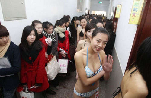 击艺考现场考生形体测试全穿比基尼_大渝网新闻