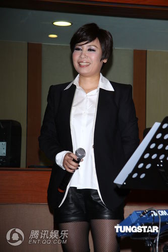 组图:黄小琥爱老外男友 演唱会请混血帅哥_娱