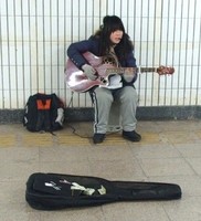 西单<em>女孩</em>家乡开唱 称<em>父亲</em>常<em>教育</em>自己 别忘本 _