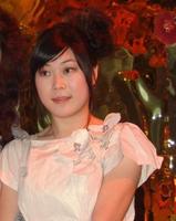 <em>西单女孩家乡</em>开唱 称父亲常教育自己 别忘本 _