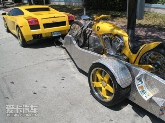 够奢侈 用兰博基尼跑车拖兰博基尼摩托