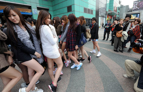 时尚发起无裤<em>日</em> 台妹只穿内裤乘地铁_腾讯大