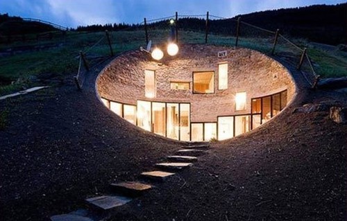 核辐射太恐怖!牛人挖山洞建别墅来应付(图)