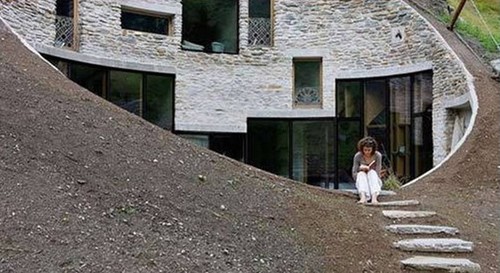 核辐射太恐怖!牛人挖山洞建别墅来应付(图)