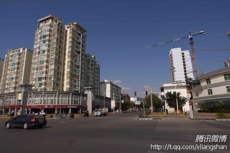 街拍四川最美街道:美丽整洁的西昌航天大道