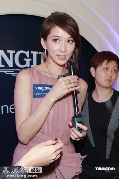 林志玲与<em>老外</em>娇羞贴面耳语 <em>穿</em>薄纱裙露白内衣