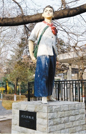 组图:西安儿童公园改造 赖宁塑像去留成问题