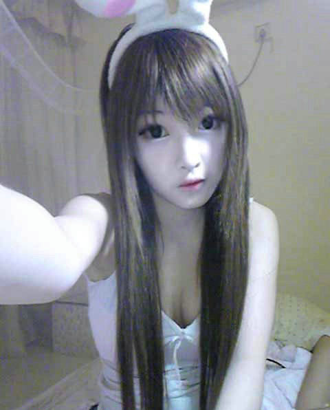 <em>90后美女</em>酷似<em>充气娃娃</em> 王嘉韵被赞身材终结者
