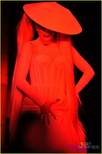 lady gaga透视开裆裤惊艳走秀 两男争相亲吻_