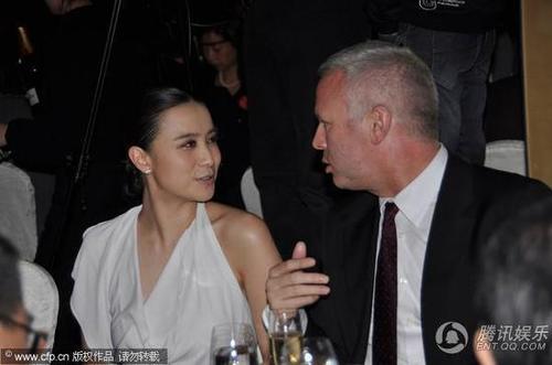 小宋佳亮相穿露背裙装露纹身 陆毅鲍蕾秀恩爱