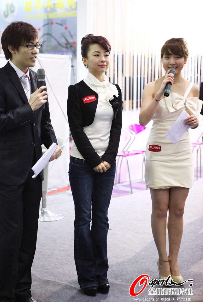 高清:潘晓婷出席某活动 紧身战袍露完美曲线