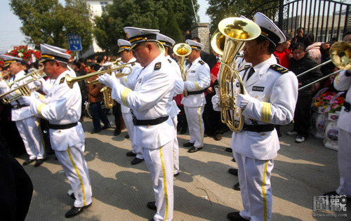 浙江小镇的五百万葬礼 九辆加长林肯送葬(图)