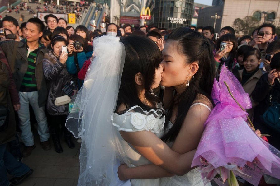 武汉光谷步行街 同志婚礼 呼吁同性婚姻合法化