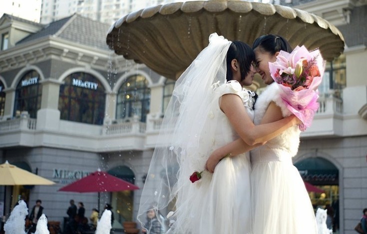武汉光谷步行街 同志婚礼 呼吁同性婚姻合法化