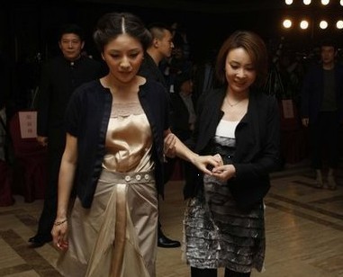 组图: 沙溢老婆 胡可挺大肚亮相