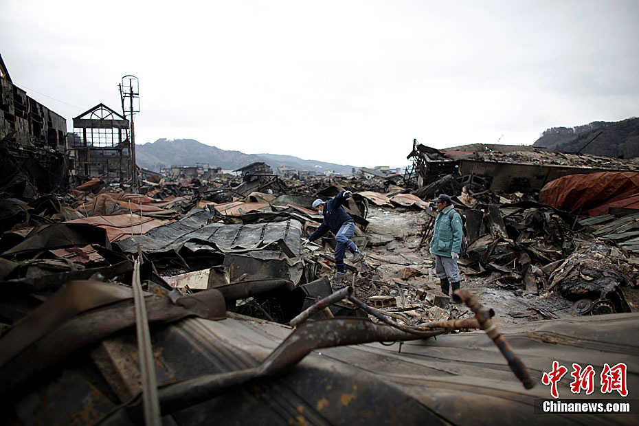 高清组图：日本灾区3月15日影像 小镇化为一片瓦砾