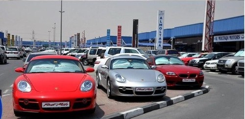 感受迪拜二手车市场的豪车盛宴_汽车频道_大