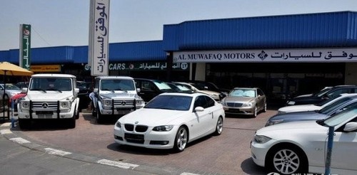感受迪拜二手车市场的豪车盛宴_汽车频道_大