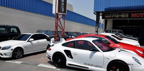 感受迪拜二手车市场的豪车盛宴_汽车频道_大