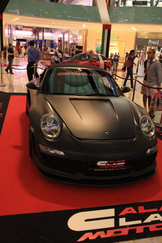 感受迪拜二手车市场的豪车盛宴_汽车频道_大